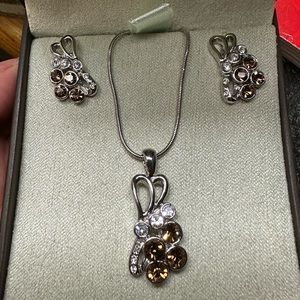 New necklace with earrings